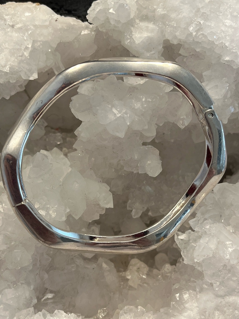😍SHOW SPECIAL NWOT B73 JOE FRESH Silvertone Wavy Hinged Bracelet